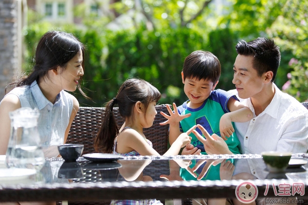 如何处理两个孩子的关系 两个孩子相差几岁最好 如何处理两个孩子的关系 两个孩子相差几岁最好